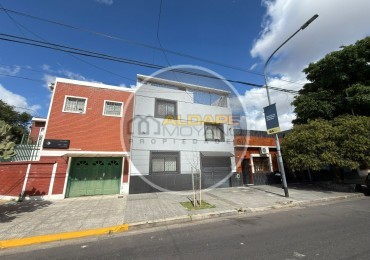 Se vende casa lote propio, cuatro ambientes, con cochera (Liniers)